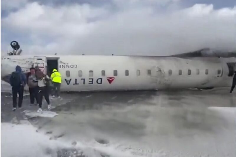 Delta passenger plane Horror: தலை கீழாக Land ஆன டெல்டா ஏர் லைன்ஸ்- Toronto பயங்கரம்