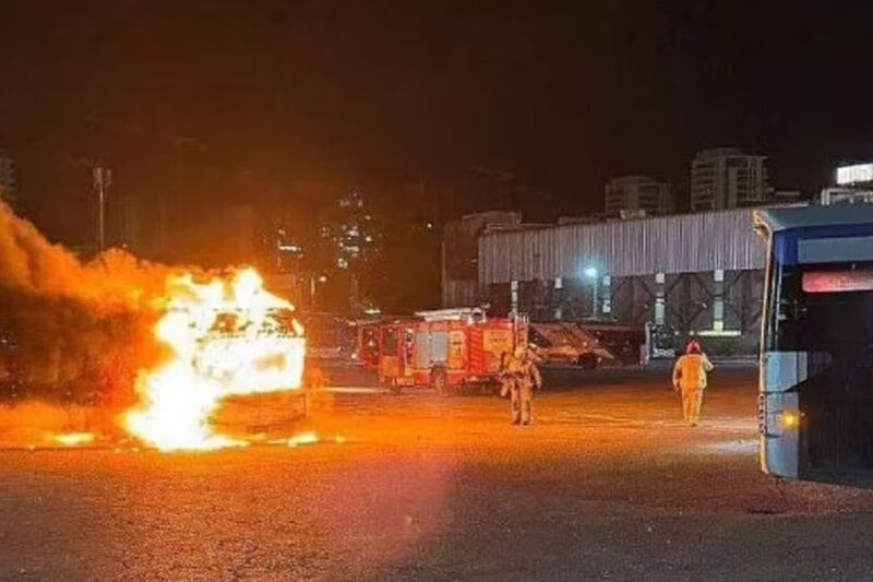 Multiple buses explode in Israel: காலை 9 மணிக்கு வெடிக்க வேண்டிய குண்டை தடுமாறி இரவு 9 மணிக்கு செட் பண்ணிய தீவிரவாதிகள் !