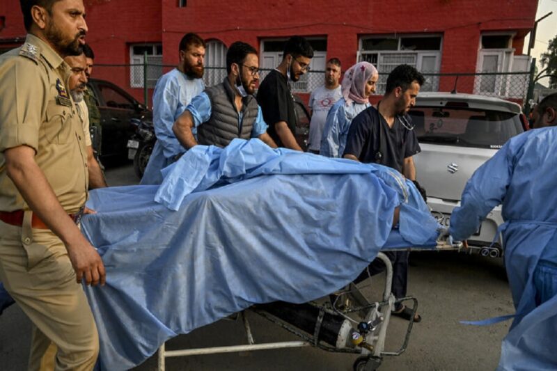 At Least 24 Killed in Kashmir: இந்தியாவில் 24 பேரை சுட்டுக் கொன்ற நபர் !