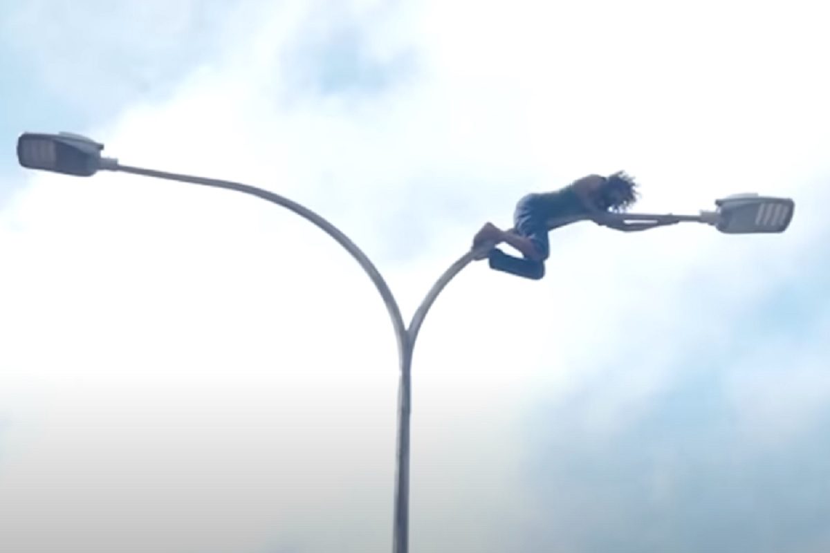 மின் கம்பம் ஒன்றில் ஏறி, தனது உயிரை மாய்த்துக்கொள்ள இளைஞன் ஒருவன் முயற்சி (VIDEO)