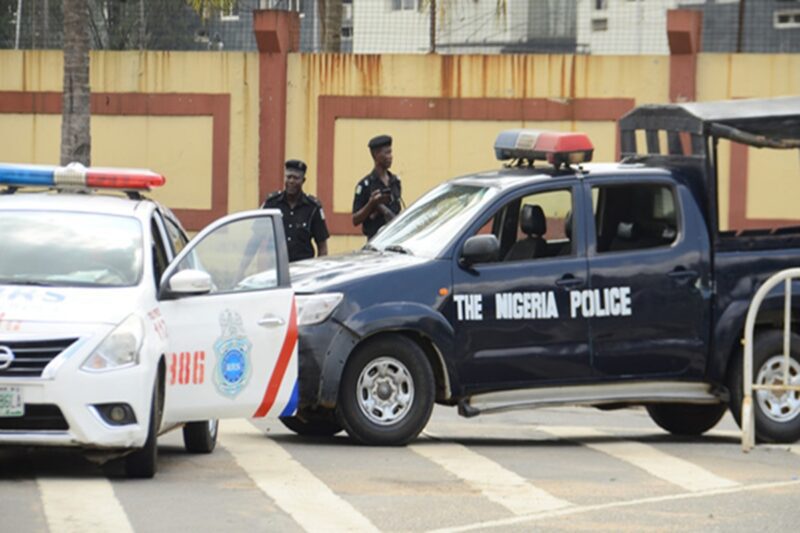 பள்ளியில் துப்பாக்கிச் சூடு: துணை முதல்வர் பலி மற்றும் 25 மாணவிகள் கடத்தல்