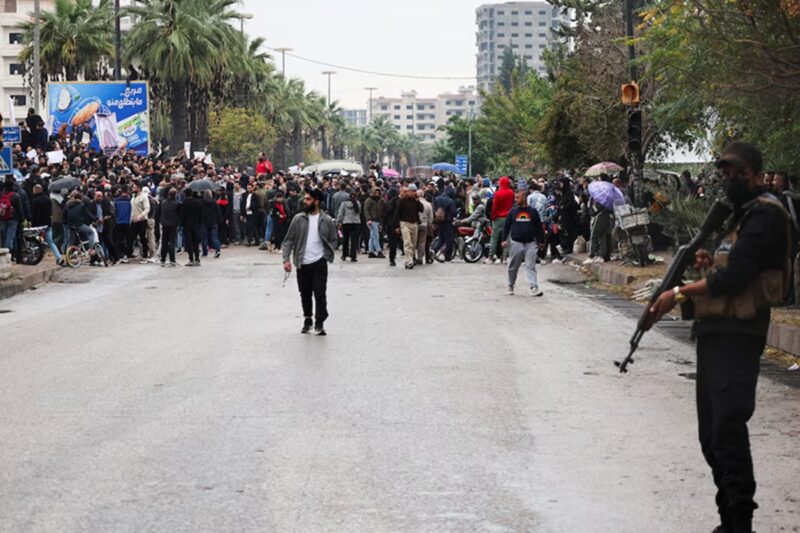 அதிபர் கோட்டையிலேயே வெடித்த மோதல்: அரசு ஆதரவாளர்கள் Vs எதிர்ப்பாளர்கள் இடையே துப்பாக்கிச் சூடு!