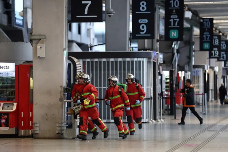 ரயில் நிலையத்தில் பரபரப்பு: கத்தியுடன் மிரட்டிய நபர் மீது பொலிஸார் துப்பாக்கிச் சூடு!