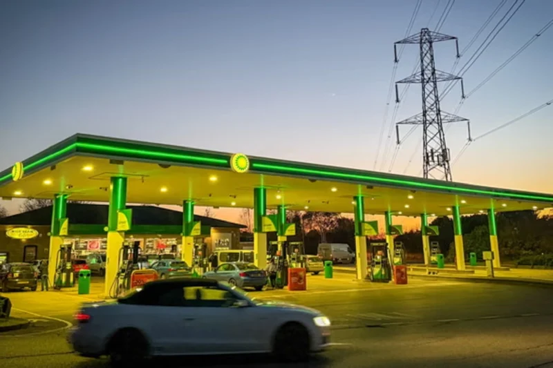 BANK HOLIDAY சம்பளங்களை வெட்டும் BP: பல தமிழர்கள் பாதிக்கப்பட உள்ளார்கள்