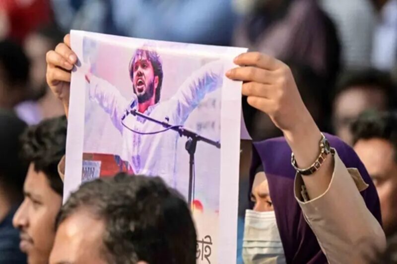 வங்கதேசம்: கொல்லப்பட்ட இளைஞர் தலைவருக்கு அரசு மரியாதையுடன் இறுதிச் சடங்கு