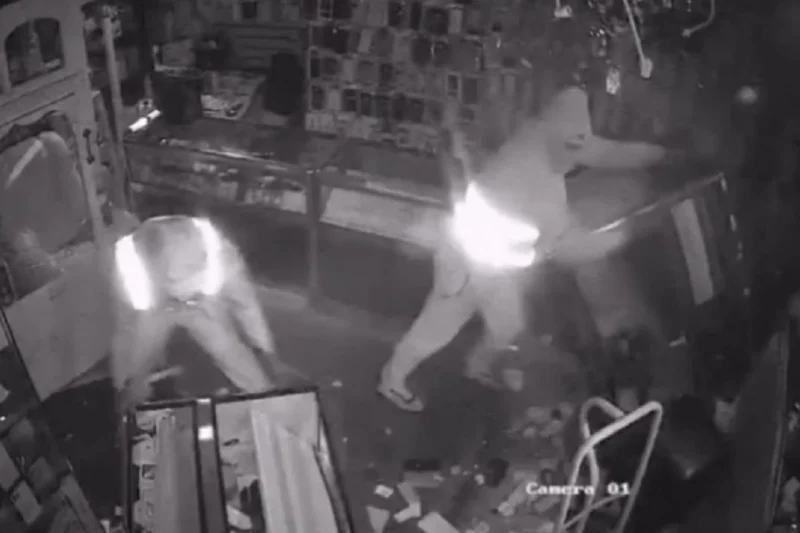 தமிழர் கடை உடைக்கப்பட்டது: இன்சூரன்ஸ் இருந்தும் தர மறுப்பு.. ஏன் தெரியுமா ?